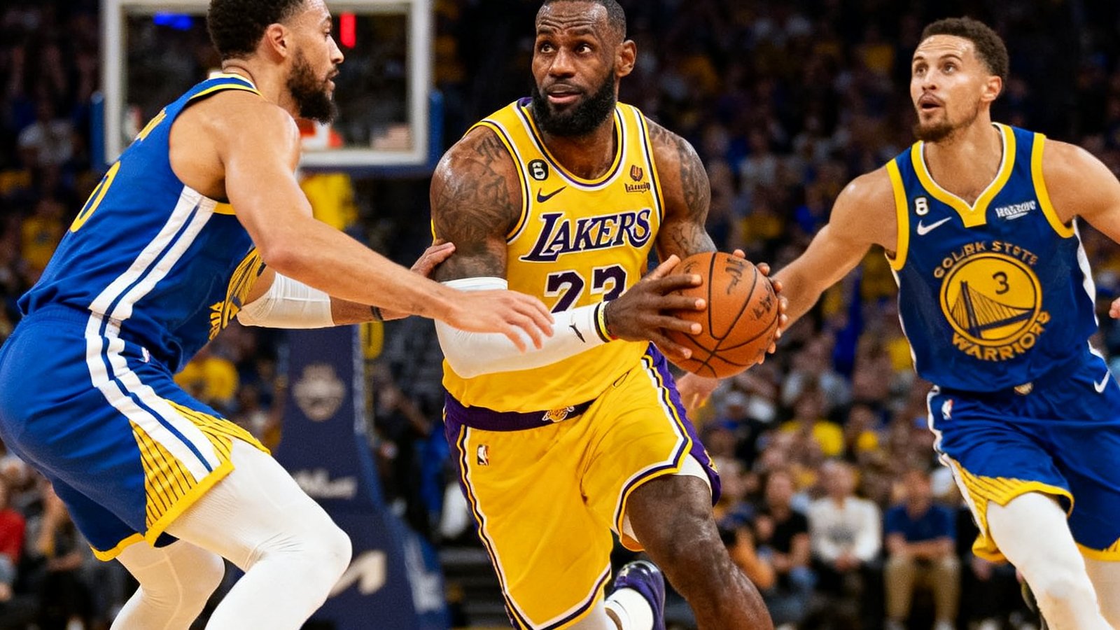 NBA季后赛湖人队绝杀勇士队的最后两分钟精彩回放封面，詹姆斯持球突破双人包夹，比赛时间仅剩0.8秒，全场观众起立屏息注视